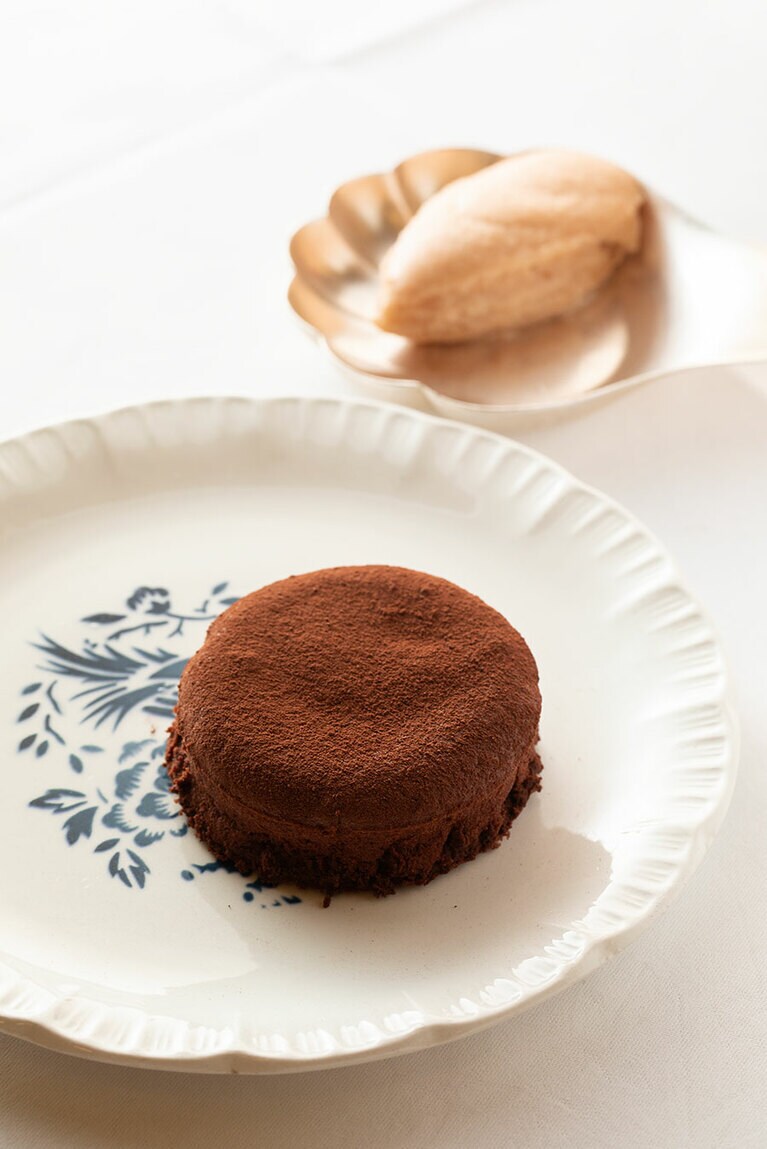 カカオ豆入りサブレの上にのせたスフレ仕立てのチョコレートデザート。14ユーロ。