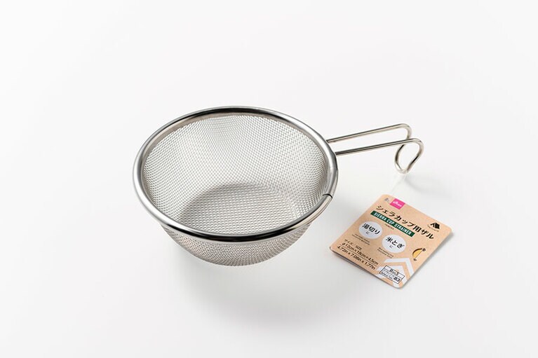 シェラカップ用ザル 110円。