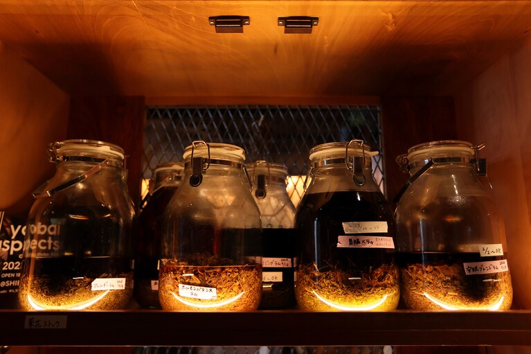 カウンターの奥にはさまざまな種類の薬膳酒が並ぶ。