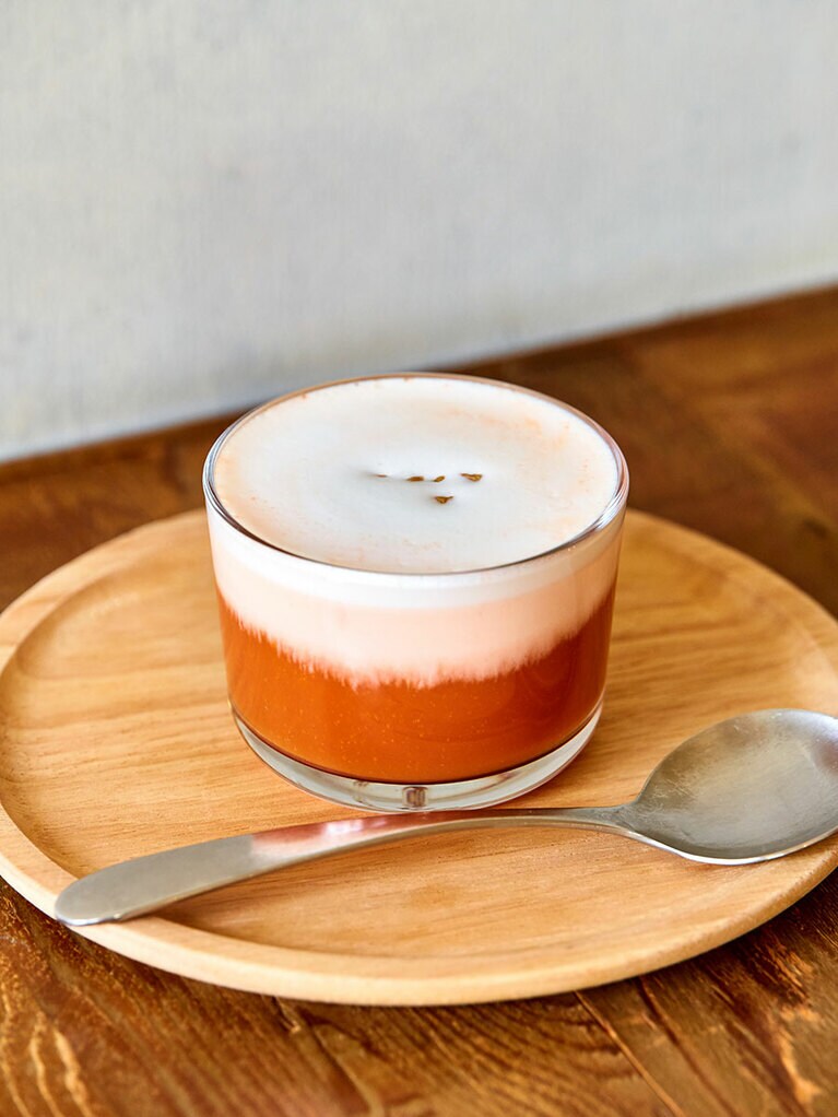 スープ400円。今日は熊本人参のスープ。人参、玉ネギとベジブロスで作ったもの。調味料は塩のみだが、甘くおいしい。非常に濃厚。ふわふわのクリームに見えるのは、フォーム・ミルク。