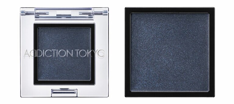 クリームタイプだけど、塗るとサラッとしたテクスチャーなのでベタつく心配はナシ。粉をオイルコーティングした独自技術で、肌に溶け込んでぴたっと密着。ミステリアスな目元を作れる、雨の夜がイメージのグレイッシュブルー。アディクション ザ アイシャドウ クリーム 108C Rainy Night 2,200円(限定発売中)／アディクション ビューティ