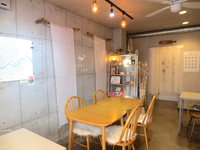 店内は韓国のカフェのような雰囲気。テーブル4卓10席。