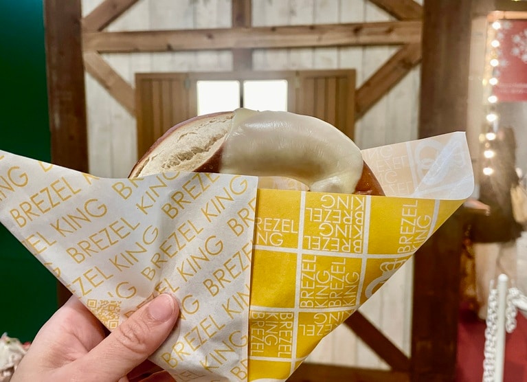 「発酵バタープレッツェル（チーズ）」850円。