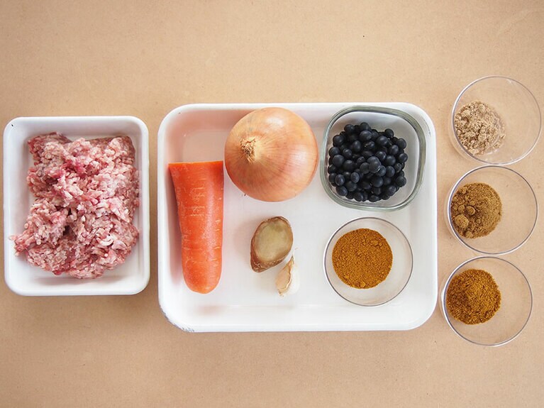 材料(4人前)／・豚ひき肉：200g ・玉ねぎ：1個 ・人参：0.5本 ・生姜：10g ・にんにく：1片 ・黒豆：100g ・サラダ油：適量、［A］・カレー粉：小さじ2 ・クミンパウダー：小さじ1 ・コリアンダーパウダー：小さじ1 ・醤油：小さじ2 ・ケチャップ：大さじ1、・ガラムマサラ：小さじ1 ・塩：適量 ・ご飯：人数分。