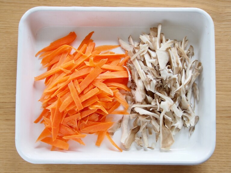 舞茸と人参を千切りにする。