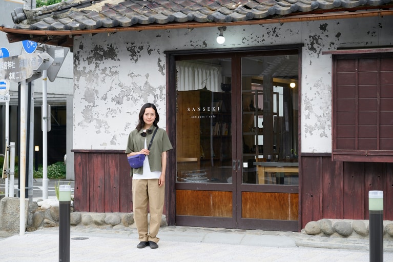 山を降りたら、街を散策。吉岡さん着用：シャツ 17,600円　中に着たTシャツ 9,900円　パンツ 27,500円　バッグ 17,600円／すべてアークテリクス
