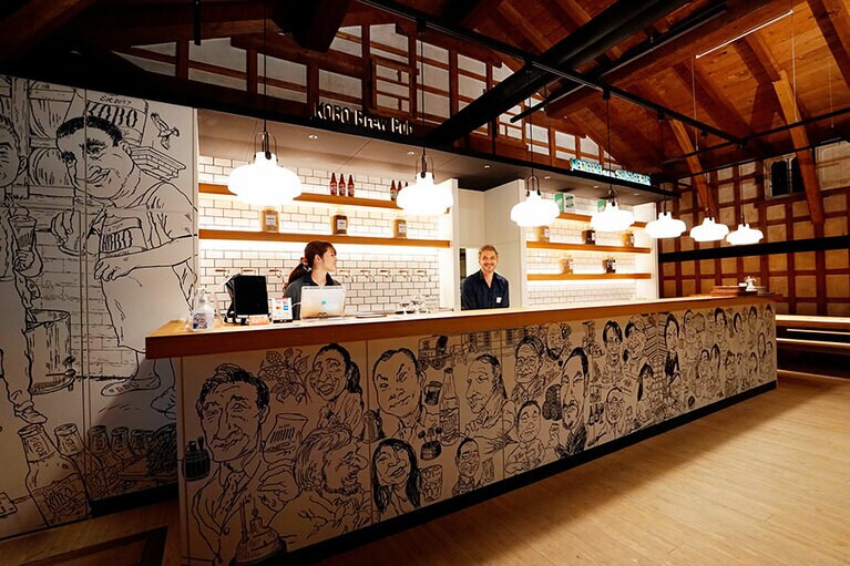 カウンターとその周りの壁のイラストは、地元在住のフランス人アーティストが描いたもの。描かれているのは地元の皆さん。