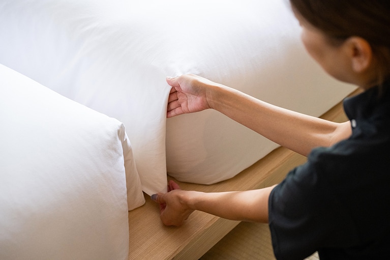 凜と整えられたベッドにも、スタッフの卓越した技が隠されています。