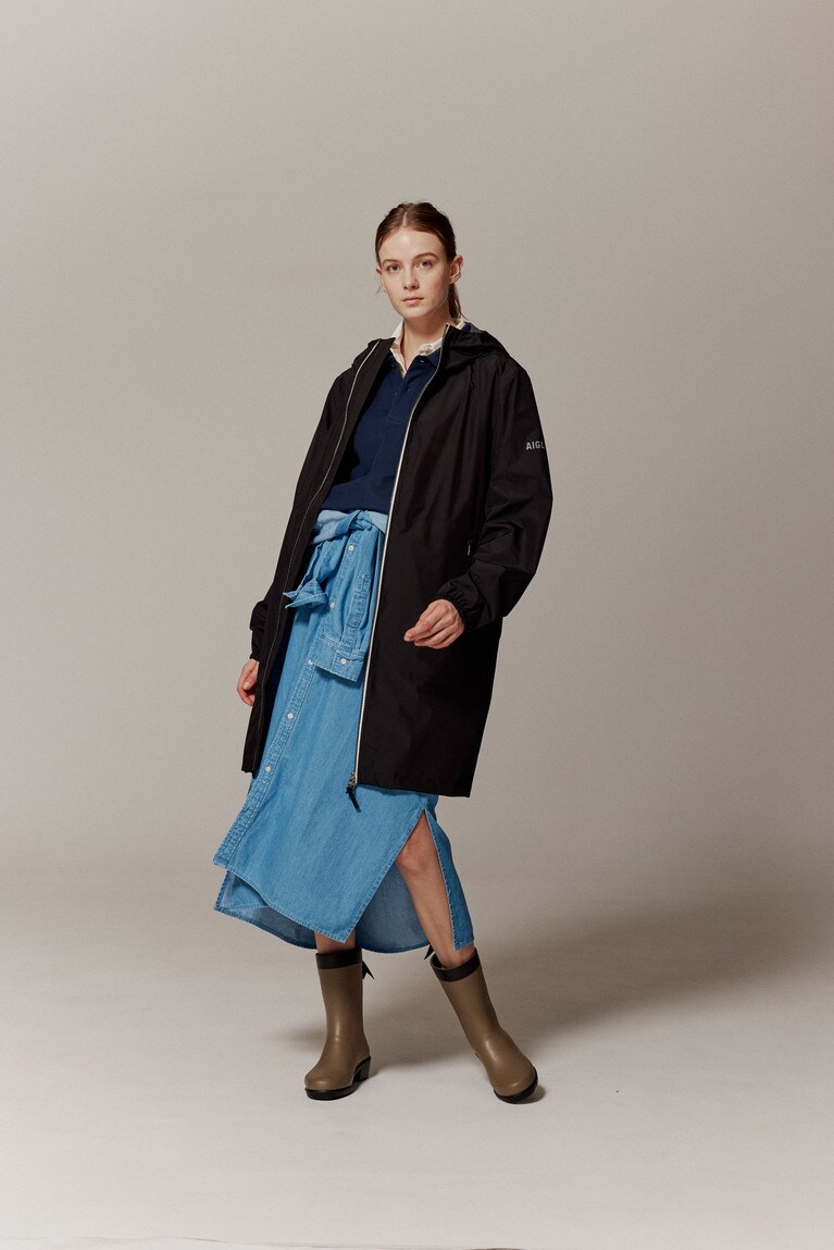 ミリカ ミッド ラバーブーツ（スリ）28,600円、RainPack フーデッドコート（ノワール）33,000円。