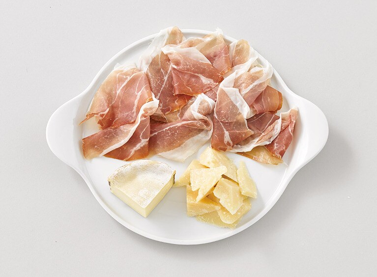 DEVODIERの「生ハム」L'ECRUSE、CASEIFICIO ROSOLAの「チーズ」上から時計回りに：クラッタ ディ エミーリア100g 1,800円、パルミジャーノレッジャーノ ビアンカモデネーゼ 100g 900円、モンドール 1個 4,000円／DEAN & DELUCA 六本木