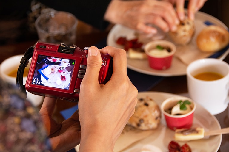 デジタルカメラを持参して、本格的に撮影する読者も。