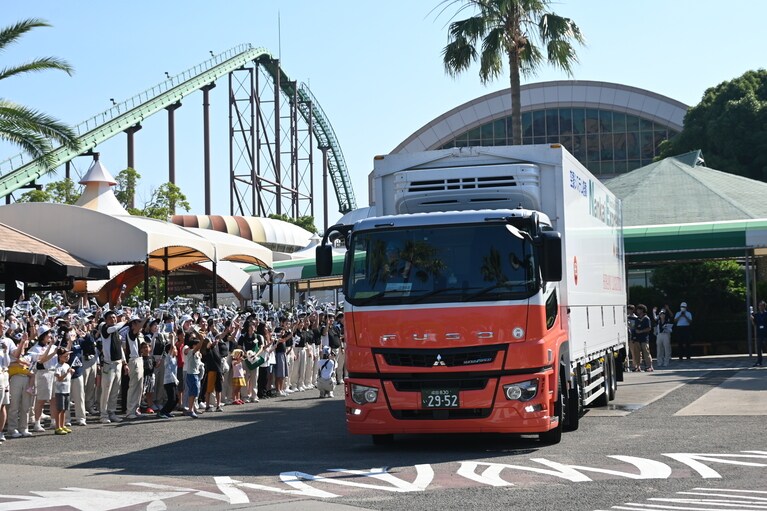 トラックが出発。アドベンチャーワールドのスタッフら約300人が見送った。2025年6月28日（土）。