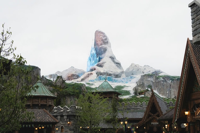 夜にはエルサの氷の宮殿がライトアップされる