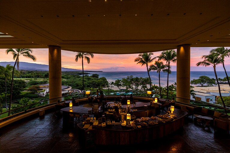 夕暮れの幻想的な色に染まる「ピコ コーヒー＋バー」。カクテル片手に癒やしのひとときを。