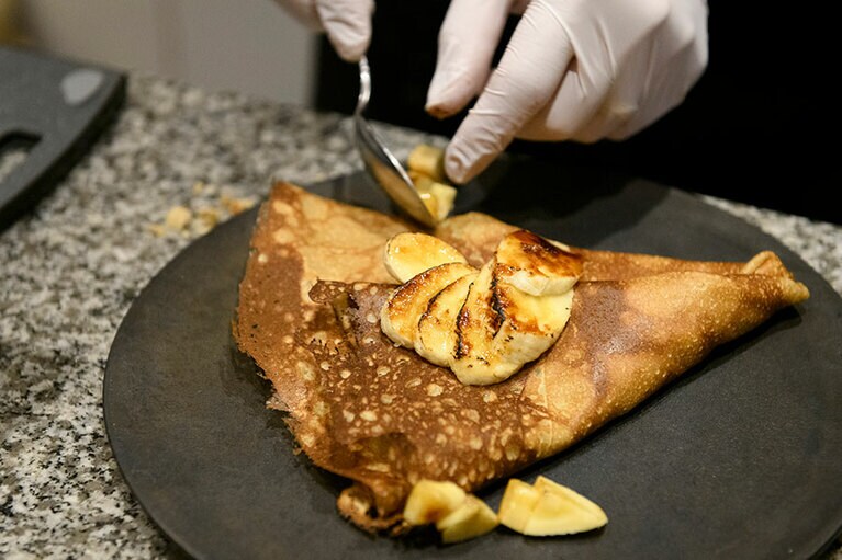 丁寧にキャラメリゼしたバナナをトッピング。