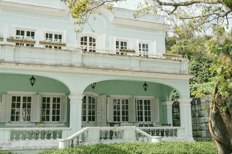 ペパーミントグリーンの建物は、かつてマカエンセが暮らした邸宅。