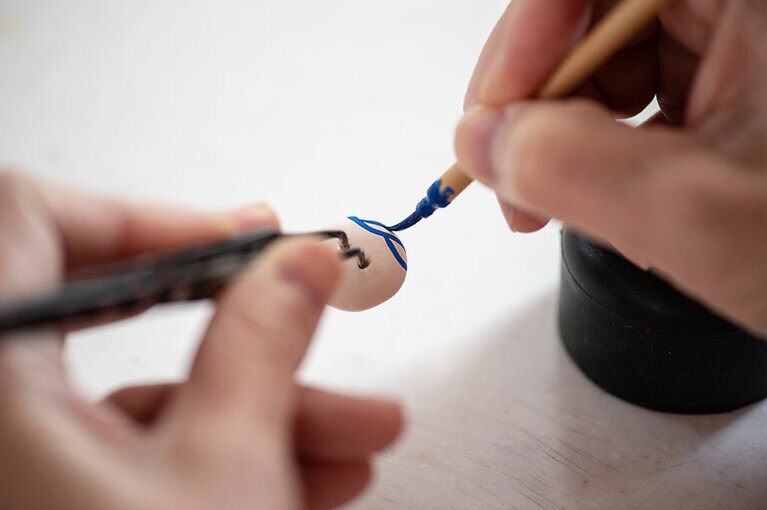 かわいらしくも繊細なデザインが、天草陶石の白さを引き立てる。