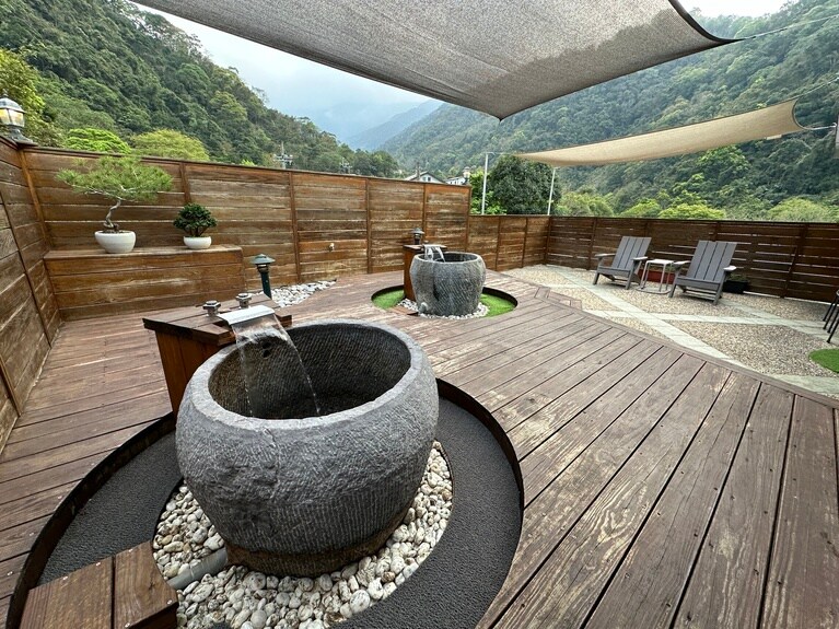 広いテラスに楽しい「壺湯」がふたつ。