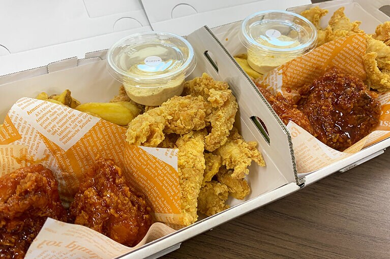 「bb.q ツインスターボックス」に入っているのは、ヤンニョムチキン(2pc)、チーズリングチキンフィンガー(10本)。それに加えて、ポテトやピクルスと追加のチーズリングパウダーも。何なんですか、このゴージャスなBOXは！　早めのクリスマスが来ちゃったみたい(嬉)。