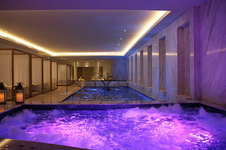 男女ともに利用できるハイドロセラピープールで、全身の血行を促進。