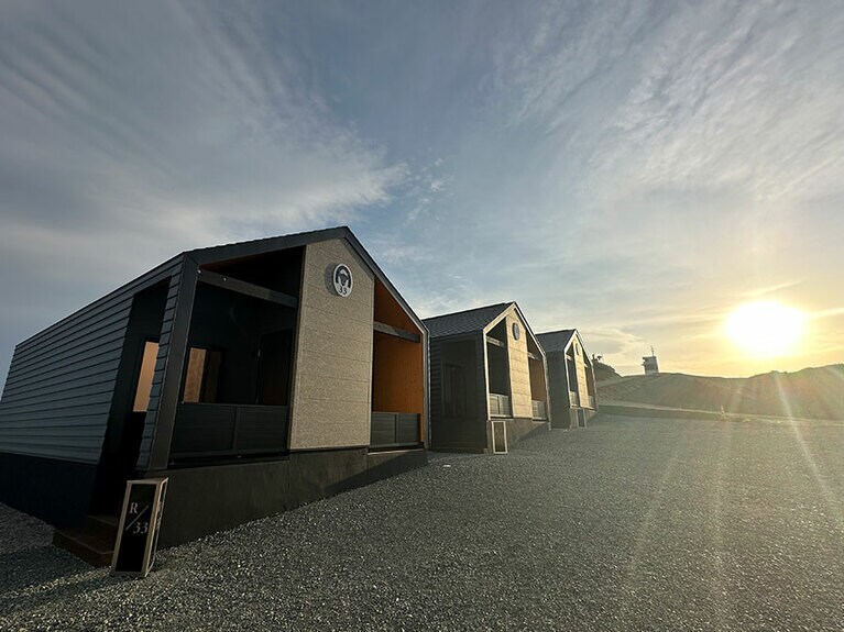 宿泊棟は3棟。海に面したサウナもある。