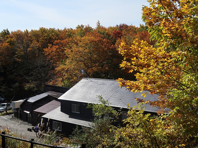 日本三秘湯 谷地温泉［青森／谷地温泉］外観 秋。