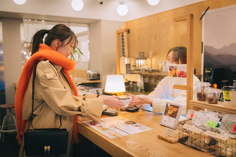 悩みに悩んで、選んだドーナツ。店員さんから受け取るときには思わず笑みがこぼれます。