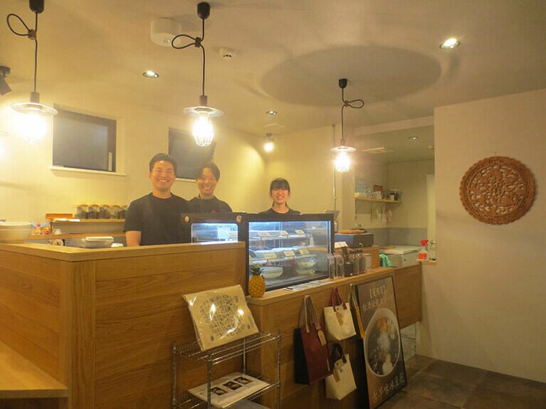 三条大宮公園東側の「阿嬷豆花店」。山口友規さん（左端）とスタッフ。