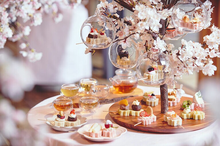 乳製品を使ったマルカルポーネチーズ団子やピザ団子、海の幸を取り入れたカニとイクラの海鮮団子など、20種類のお団子で北海道の春を満喫する。