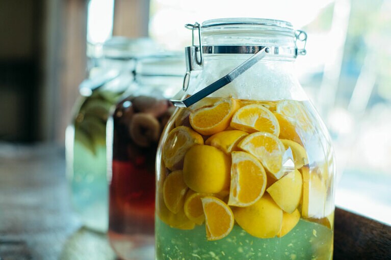 島で穫れた八朔や早生みかん、島すももなどを漬け込んだ自家製の果実酒。20種類以上を滞在中いつでも楽しめる。