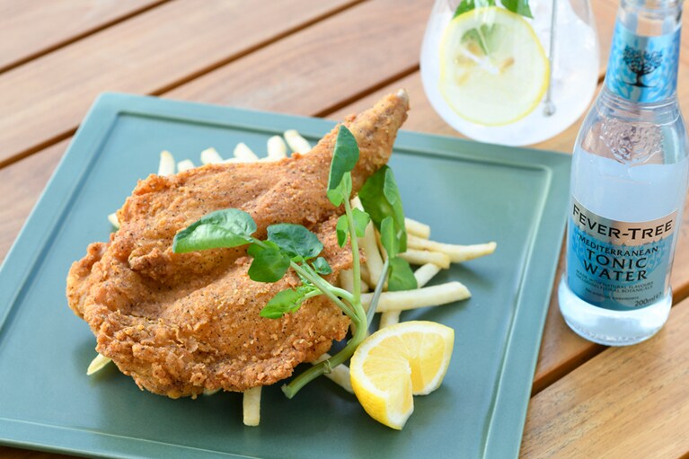 オリジナル・骨つきフライドチキン 1,300円、キーズ・シグネチャー・トニック 800円。