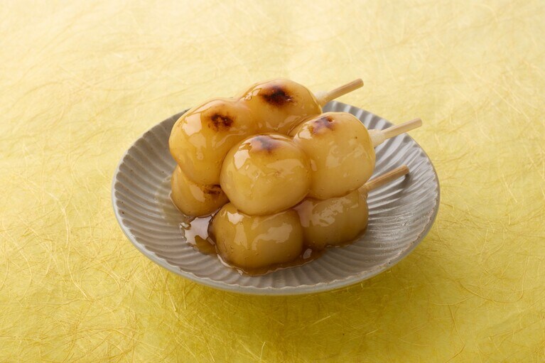 あごだし香る炙りみたらし団子カップ入 162円。