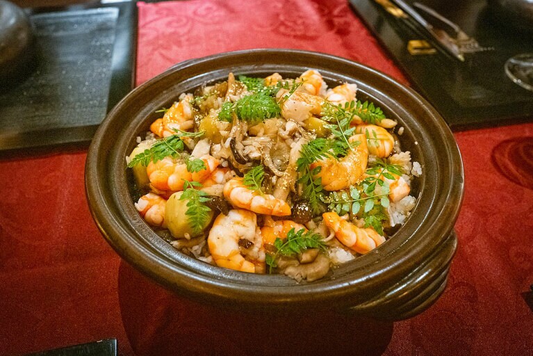 「金沢ダイニング きざはし」の栗と茸のおこわ 香の物。