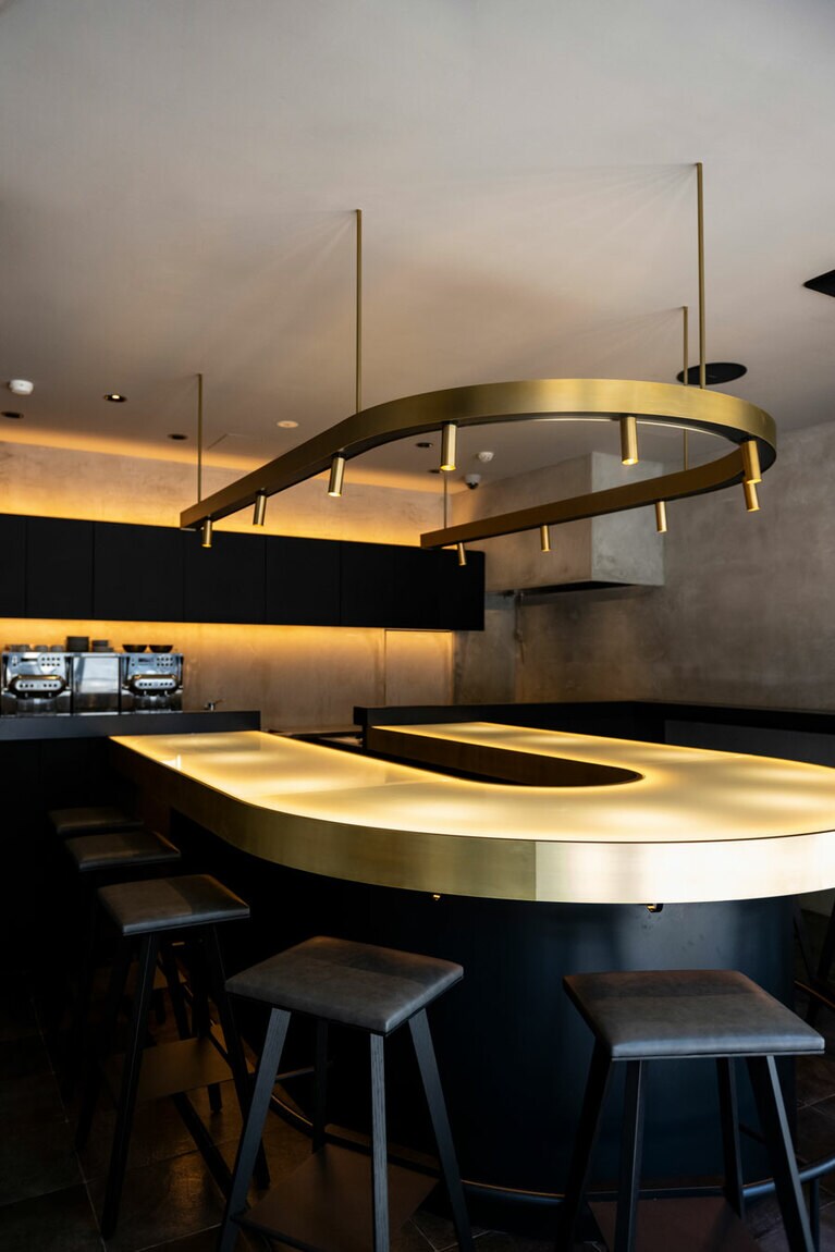 ステージのようなカウンター。