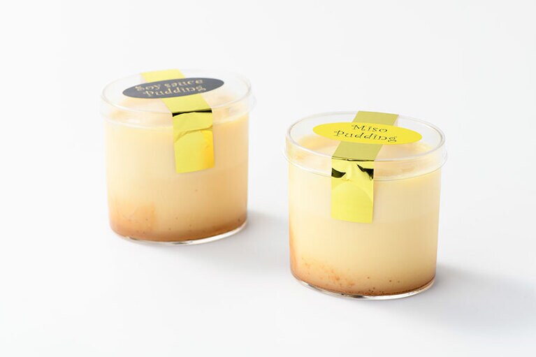 【茨城】左から：味噌蔵 みずきの庄の「しょうゆプリン」、「みそプリン」各300円(85g)。