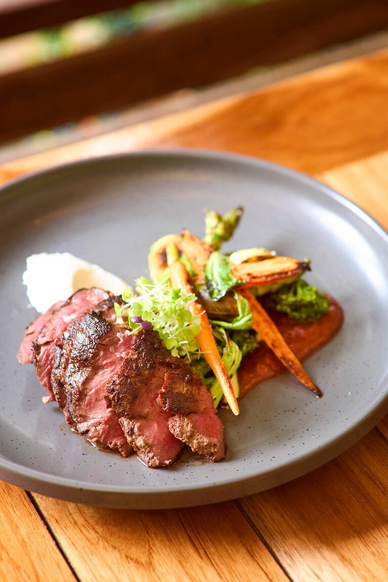 ディナーメニューから、“カンガルーのフィレ ブッシュトマト、ホイップフェタ、野菜グリル添え” 45ドル。