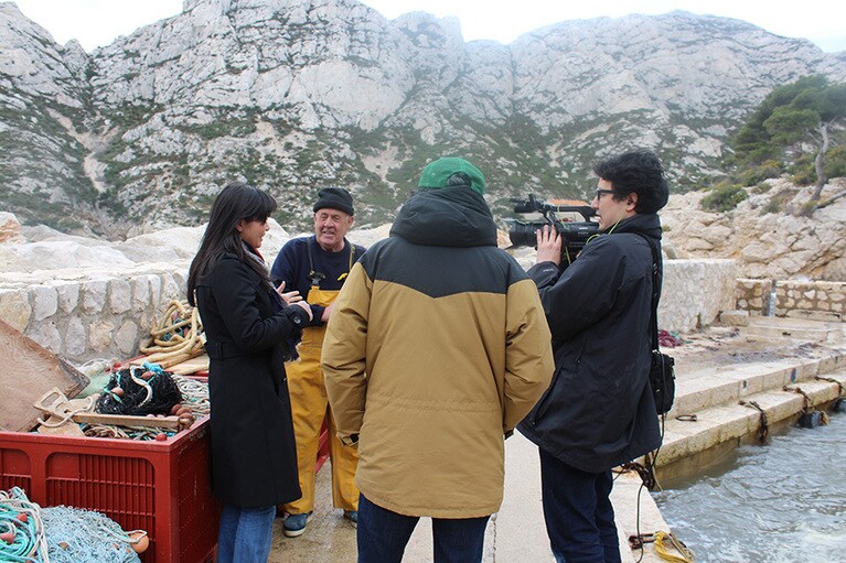 取材を受ける長江さん。