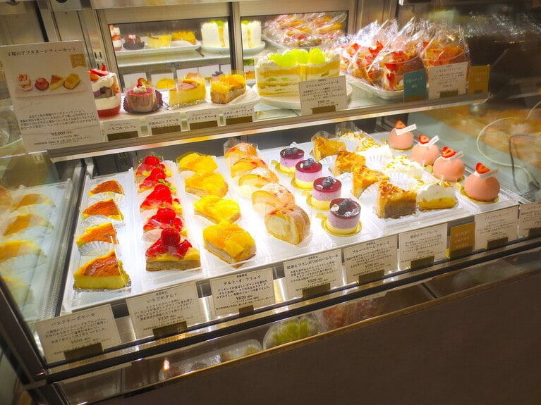 一番奥に、生ケーキのケース。季節のフルーツを使ったものなど、次々に変わります。