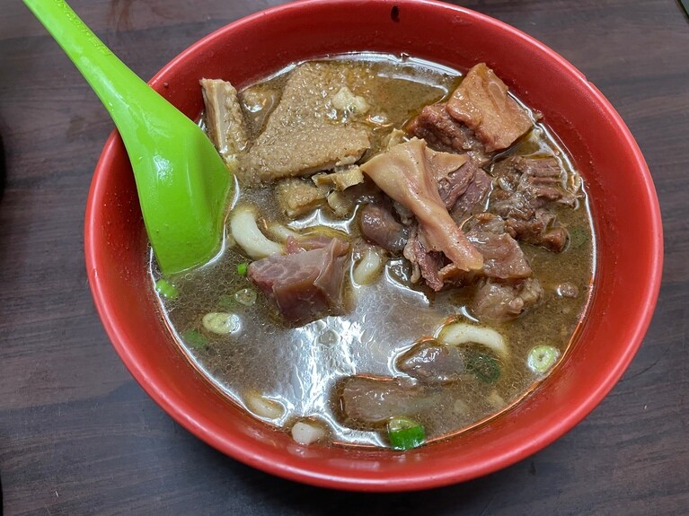 「小」サイズでもちょうどいいくらいのボリューム感。食欲旺盛な方も「小」を食べてみて、物足りなければ周辺の別のお店をハシゴして、食べ歩きを楽しむのもいいかもしれません。