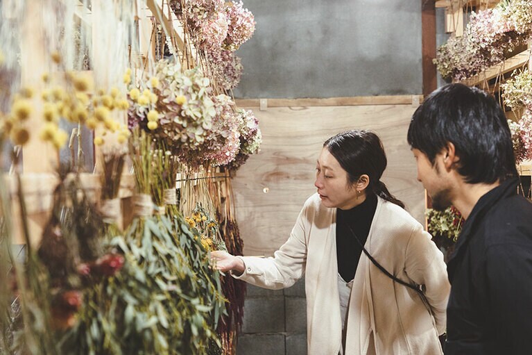 蚕を育てる部屋だった建物を改装し、ドライフラワーの工房に。「SALT and CAKE」のアトリエオープンデーでも、石原園芸のドライフラワーは人気アイテム。