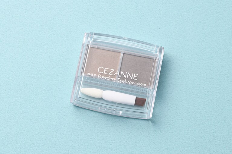 パウダリーアイブロウ P2 528円／セザンヌ