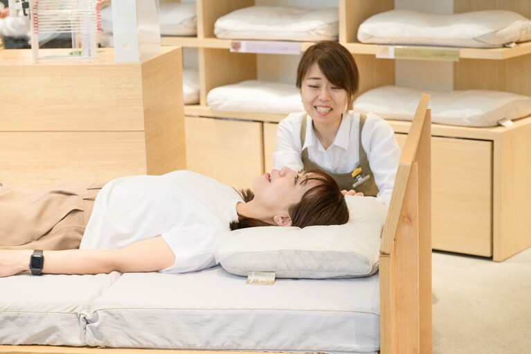選んだ素材のサンプルで実際の寝心地をチェック。