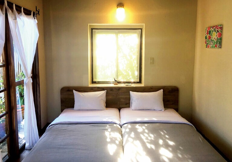 コンパクトなヴィラ。シンプルなリネンが心地よい。