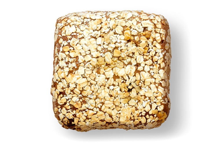 「フルヒテブロート」は、フルーツがしっかりと練り込まれたライ麦の生地を、ライ麦のサワー種でじっくりと発酵させて焼き上げる、古くから楽しまれている伝統的なレシピだ。