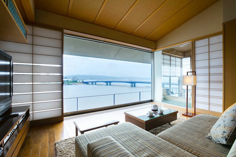 松江宍道湖畔 文人ゆかりの宿 皆美館［島根／松江しんじ湖温泉］レイクビュースイート「向月」からの眺め。
