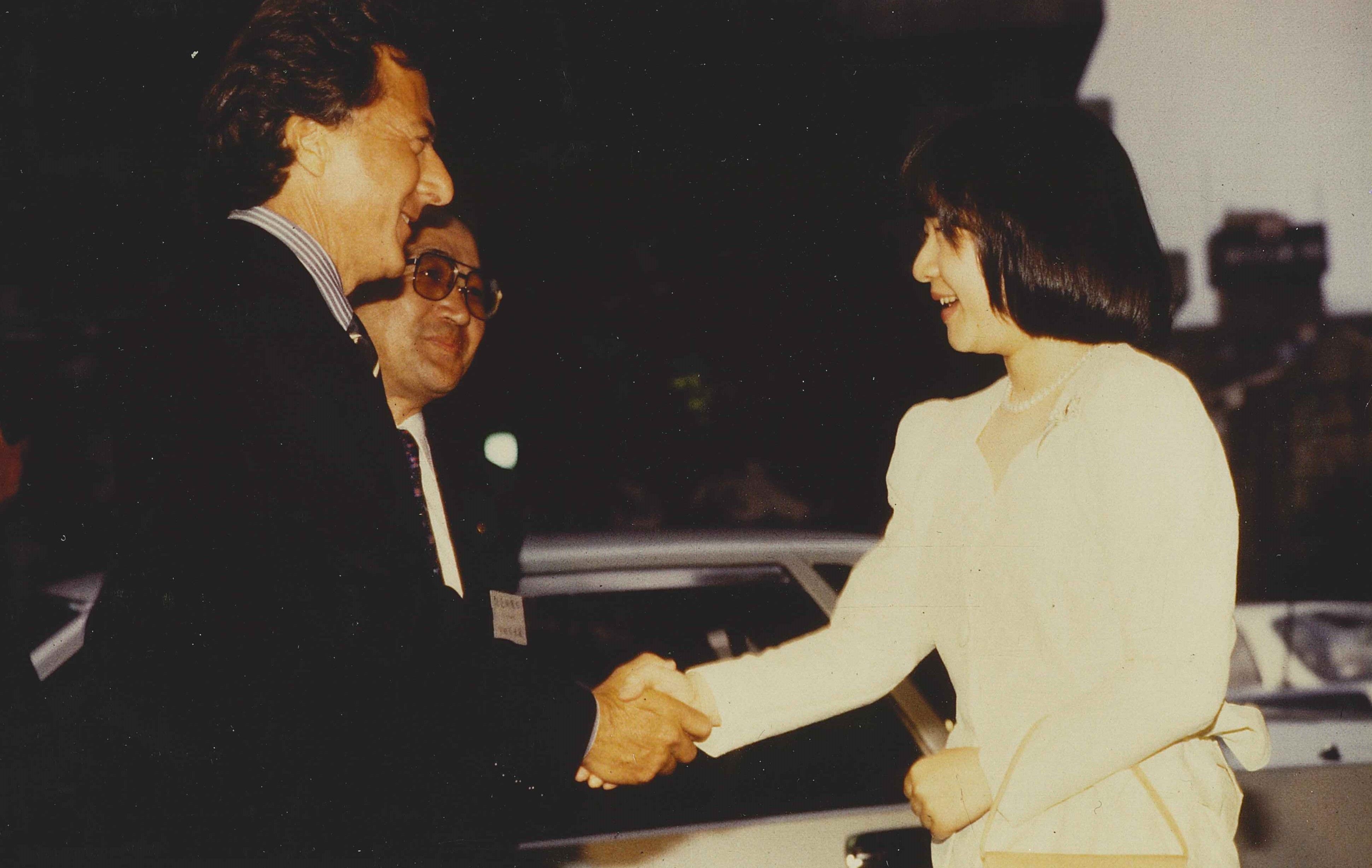 1992年5月、映画『フック』のチャリティー試写会で主演のダスティン・ホフマンと握手を交わされる紀宮さま（当時）　©文藝春秋