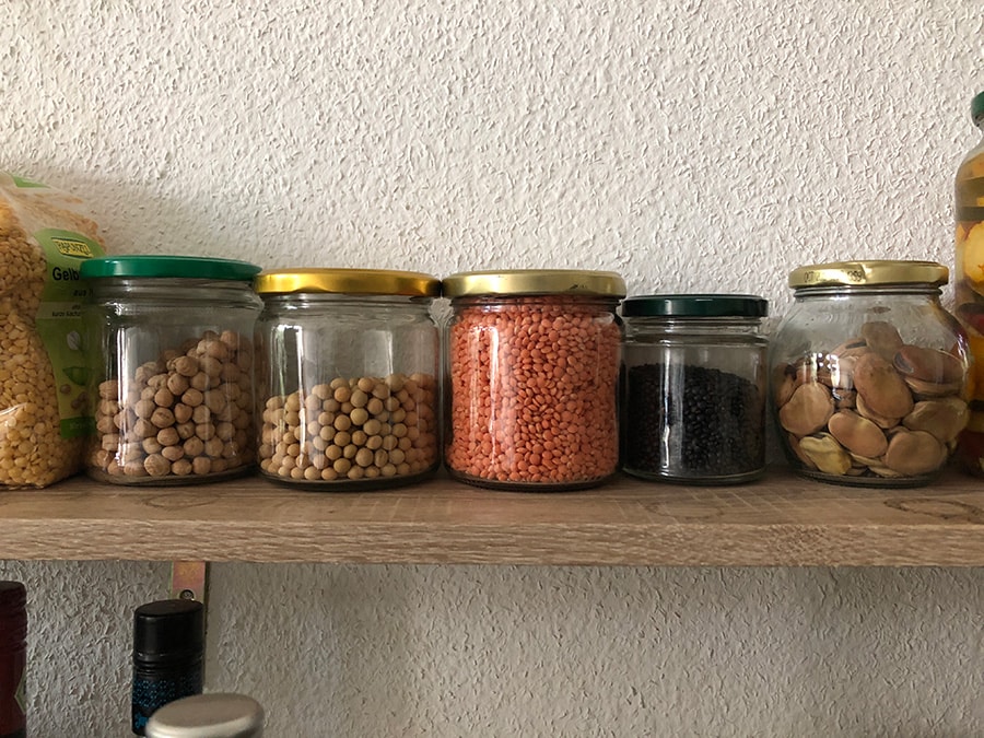 我が家の乾燥豆コーナー。左からイエローレンティル(レンズ豆)、ひよこ豆、大豆、レッドレン ティル、ブラックレンティル、ファバビーンズ。