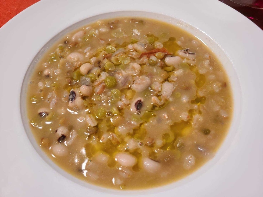 イタリアで食べた豆のミネストローネ。「ミネストラーレ（取り分ける、サーブする）」が語源で、小さめに切った色んな種類の野菜などが沢山入っているスープを指します。