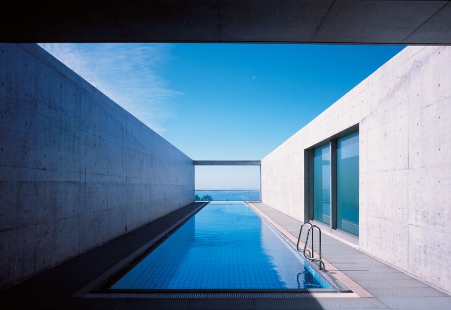 【瀬戸内リトリート青凪】30メートルの屋外プール「THE BLUE」。視線の先には瀬戸内海が広がる。