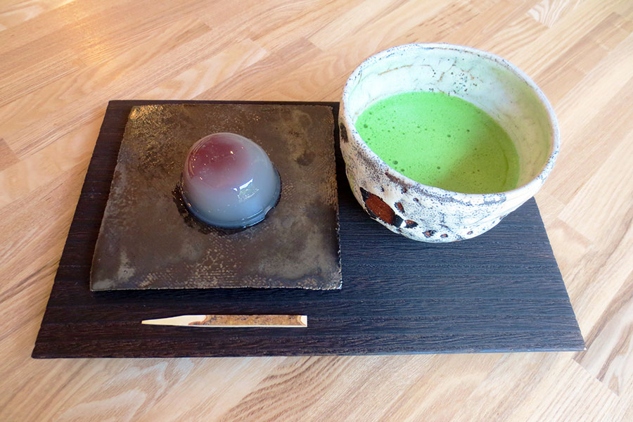 「抹茶 小倉山」1,000円。お茶菓子付き。